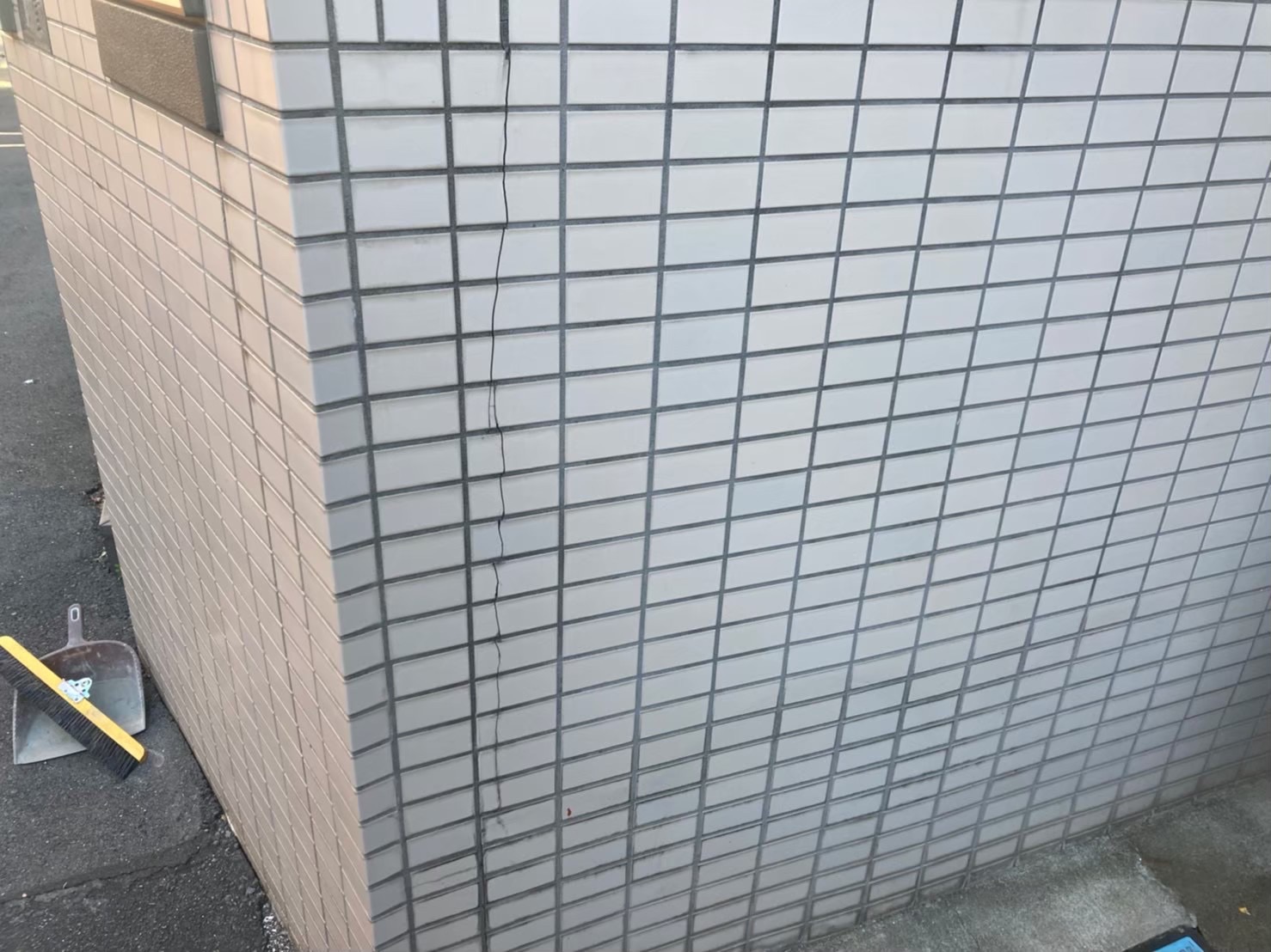 外壁タイル目地クラック 補修前