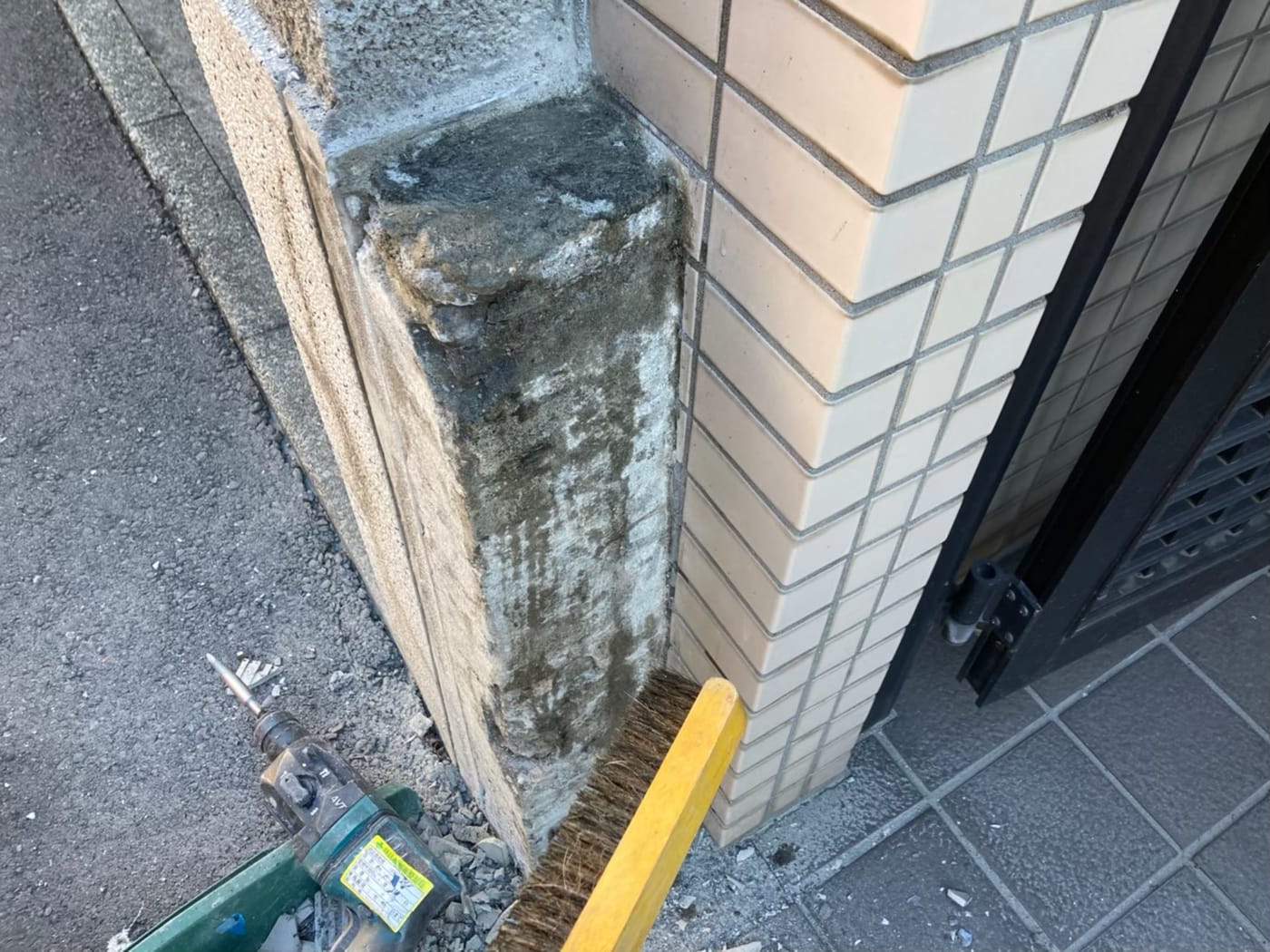 玄関タイル復旧 施工前