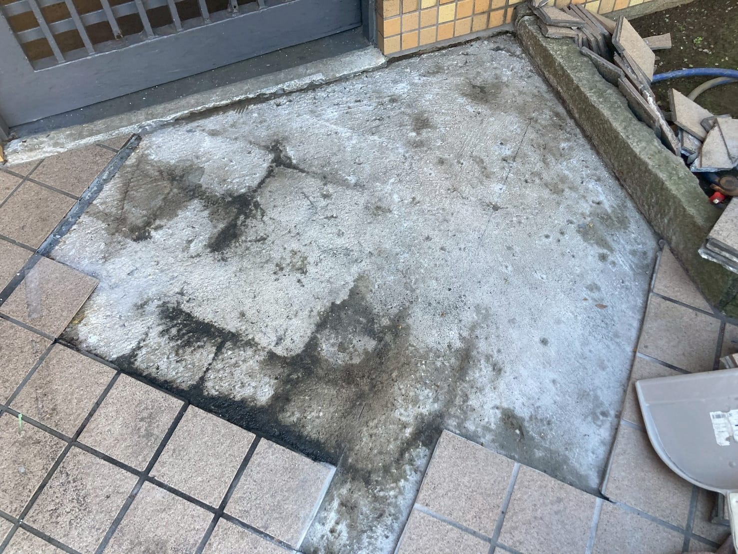 既存タイル撤去後・下地確認